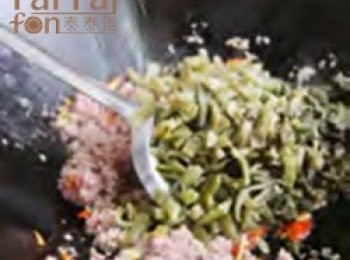 step4: 起油鍋，爆香蒜末，放入豬肉絲和水醃菜，拌炒均勻至肉熟。