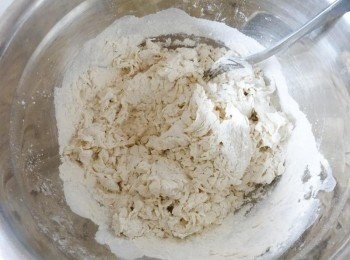 step1: 將麵粉放入大碗內，然後加入我120毫升水，拌勻成麵糰，如麵糰太乾，加多點水