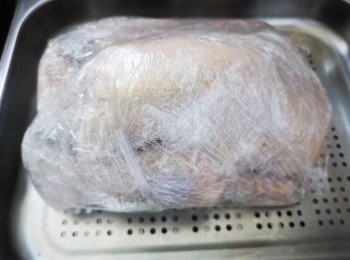 step3: 用保鮮紙包裏雞隻