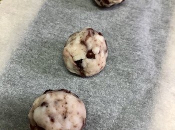 step4: 將混和紅豆的淮山泥搓成球狀，放入模具壓出食得。（放入雪櫃冷藏2小時後進食更加美味）