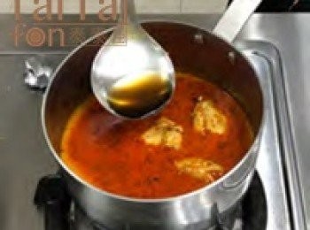 step2: 鍋中再倒入剩餘的椰漿和水煮滾，以魚露、椰糖調味成湯底。