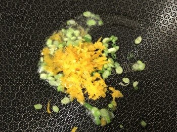 step4: 用油爆香蔥白粒及橙皮。