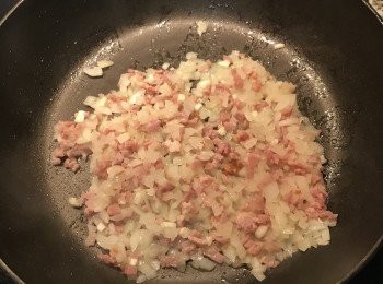 step5: 炒鍋燒熱，放入少許橄欖油，炒香洋蔥丁和培根丁；