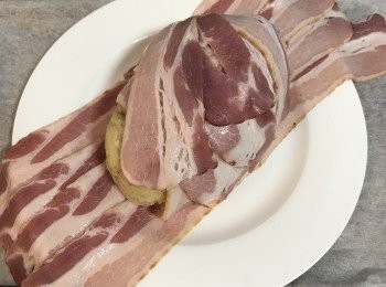 step11: 依續用培根將馬玲薯泥報裹起來。