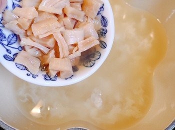 step2: 將雞湯和水煮滾，加入雪耳和瑤柱先煮約20分鐘。