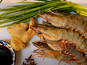 step1: 虎蝦解凍洗淨。
(若有需要，可修剪觸鬚，剪去眼部及頭部尖刺)
薑片 可用刀背略拍