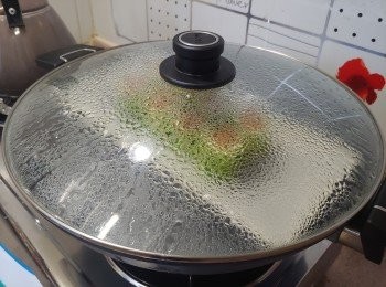 step8: 燒熱一鍋水， 放進勝瓜件； 待水滾後蓋上鍋蓋大火蒸4-5分鐘