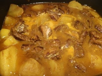 step7: 薯仔巳入味，加入椰奶即完成。