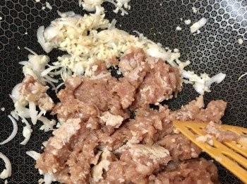 step4: 用油爆香蒜蓉、乾蔥，倒入豬肉一齊翻炒至8乘熟。