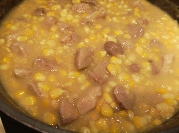 step4: 加入粟米蓉 和 1/4盒水同煮，加入少許忌廉或鮮奶上色，之後加入鹽和糖調味，最後慢慢加入<span class="group_3">茨汁</span>，濃杰度隨大家喜歡，<span class="group_3">茨汁</span>未必需要全部用曬。