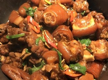 step17: 蓋鍋蓋小火燜煮1分鐘讓九層塔香味散出，開蓋後拌勻即可。