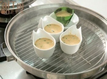 step3: 在蒸皿中放入鯛魚肉和蝦仁，倒入作法2，放入蒸籠蒸20 分鐘。