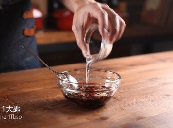 step1: 首先把<span class="group_2">醬料</span>的<span class="group_1">食材</span>均勻混合後備用。