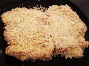 step6: 再撲上麵包糠，用手壓一壓實麵包糠