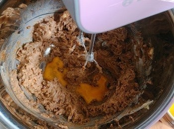step3: 分次加入已拂勻的雞蛋和雲呢拿香油。