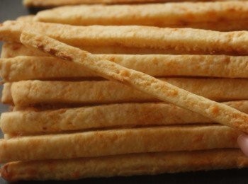 step1: 牛油和砂糖用刮刀混合好後加入低筋麵粉(過篩)