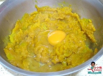 step7: 再加入雞蛋及牛奶拌勻~