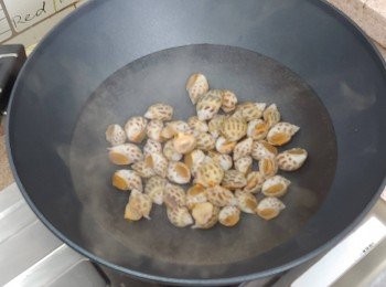 step4: 燒滾一鍋水，放進花螺煮1分鐘後撈起（有助去掉餘下的污物）