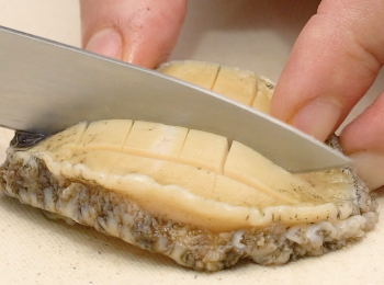 step1: 鮑魚去殼去腸洗淨切十字花刀 ；大蝦洗净去腸；雞件用<span class="group_2">醃料</span>拌勻醃30 分鐘 ；米洗淨浸水 30 分鐘，蔥切粒，辣椒及薑切絲備用 