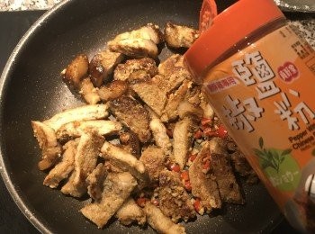 step7: 放入排骨炒熱；並下適量的胡椒鹽，下的量取決於排骨的鹹度喔～