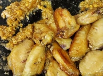 step4: 牛油開鑊加入蒜蓉慢火炒香加入鹹蛋黃一同炒，加入<a href="https://bit.ly/3zHU5V3" target="_blank" data-keyword="雞翼" class="guide-link"><strong>雞翼</strong></a> <span style="display:inline-block;vertical-align:middle;margin-top:-3px;color:initial;border-radius:3px;padding:2px 3px;font-size:12px;line-height:14px;background:#87d300;color:#fff;">即買</span> 一齊撈勻至乾身，蒜蓉黃金<a href="https://bit.ly/3zHU5V3" target="_blank" data-keyword="雞翼" class="guide-link"><strong>雞翼</strong></a> <span style="display:inline-block;vertical-align:middle;margin-top:-3px;color:initial;border-radius:3px;padding:2px 3px;font-size:12px;line-height:14px;background:#87d300;color:#fff;">即買</span> 完成