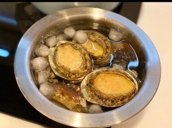 step4: 鮑魚清洗後放入昆布湯，加入<span class="group_2">磯煮醬汁</span>，小火煮至滾後，合蓋用小火煮1.5小時