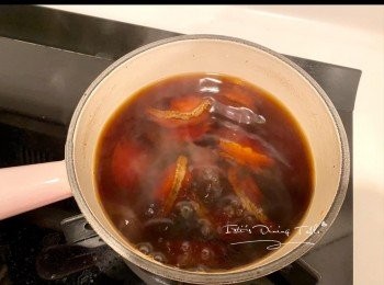 step7: 昆布醬汁繼續用大火煮滾5分鐘（此做法令醬汁味道更加濃郁）倒入密實盒，加入鮑魚放冰箱浸一晚即成