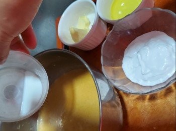 step5: 鹼水倒入已經解凍的粉漿中拌勻(鹼水目的是要中和麵種的酸味),再加入其餘B材料不停地攪拌勻,倒入蒸盤約8成滿(蒸盤要舖牛油紙)