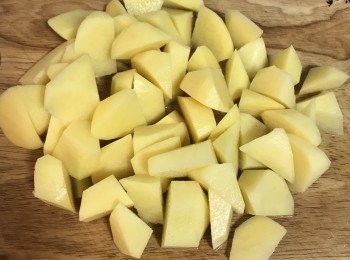 step2: 馬玲薯去皮切塊；