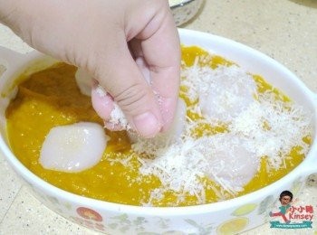 step9: 再係南瓜蓉面放下帶子及撤滿芝士碎~