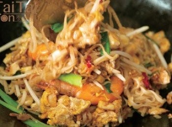 step4: 加入鮮蝦、豆芽菜及韭菜，快速翻炒均勻，起鍋撒上炒花生粒即可。