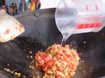 step2: 起油鍋，放入作法1的醬炒香，加入豬絞肉炒到變色，再入蕃茄塊，加少許水炒到軟熟。