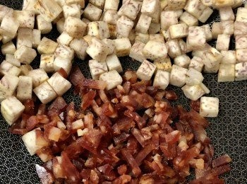 step3: 加入臘腸用中小火一齊爆炒，讓芋頭吸收臘腸的油分，盛起備用。
