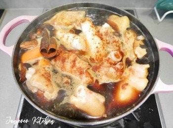 step4: 加入其餘調味料及月桂葉，合蓋轉中小火燉煮一小時至豬腳變軟。