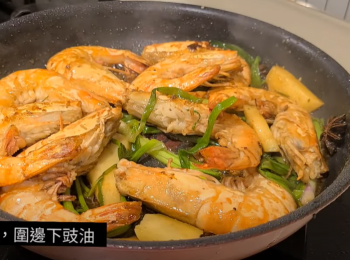 step4: 兜亂後，圍鑊邊下豉油。