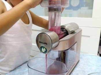 step3: 然後就好簡單咁放入果汁機中渣成汁~