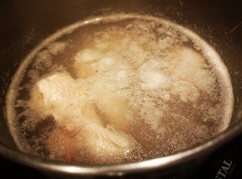 step2: 凍水加入西施骨汆水，當水滾盛起西施骨