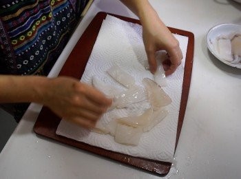 step2: 魷魚洗淨去內臟，界花切件，用廚房紙卷好備用