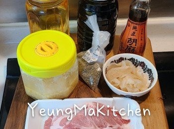 step1: 預備材料:豚肉片先用味醂和蒜蓉先醃約15分鐘。