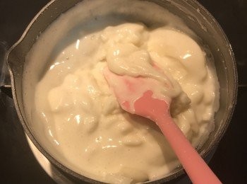 step5: 溫度到時就會開始凝結，只需持續拌煮；