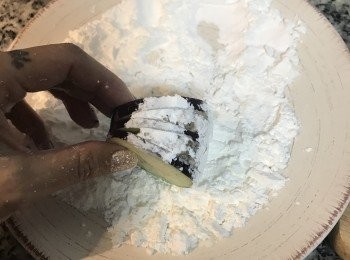 step6: 填好後，沾上太白粉或玉米粉；