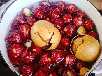 step4: 將所有材料（除冰糖外）放入煲內，水滾後轉小火煲約20分鐘。