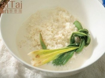 step2: 甜椰漿加熱到微滾，熄火，趁熱加入熱騰騰的糯米飯，蓋上鍋蓋，燜約30分鐘，讓糯米吸入甜椰漿。