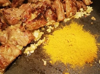 step5: 將材料撥埋一邊，用少許油爆香咖喱粉，之後材料混合炒勻，加入上湯和水，水份剛蓋過牛肋腩，加入一粒冰糖、鹽和魚露同炆。