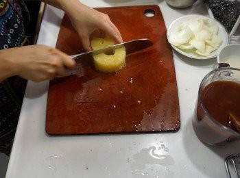 step5: 菠蘿、洋蔥、青椒、紅椒洗淨去籽，切塊備用