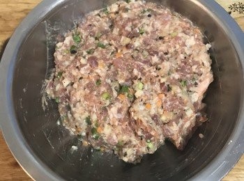 step3: 最後加入蔥花和太白粉拌勻。（加太白粉是爲了讓肉餡可以跟蓮藕黏在一起）