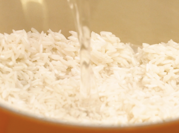 step2: 將米倒入鍋內加入清水，(米水比例大約 1: 0.9)  蓋上鍋蓋中火煮水滾