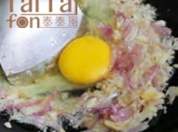 step2: 起油鍋，放入蘿蔔乾、紅蔥頭、蒜仁、蝦乾爆香，將爆香料推至鍋邊，打入雞蛋煎炒。