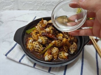 step14: 最後淋上玫瑰露酒， 便可襯熱享用