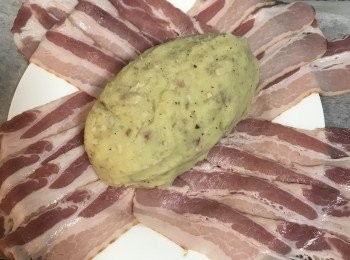 step10: 盤子上擺好培根片，將馬玲薯泥舀到培根上，並整型成橄欖形狀；